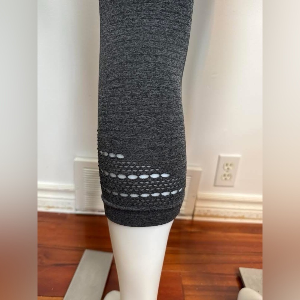 GYM SHARK - Cropped Seamless Leggings in Charcoal. High Waisted. Small. - Picture 3 of 5